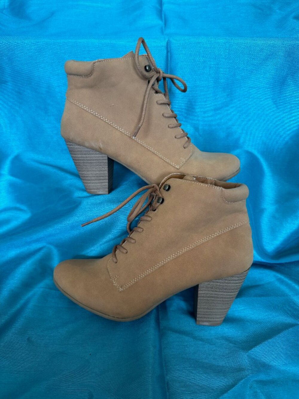 Women's Andiamo Acigar tan laced up chunky heel ankle booties 9.5
